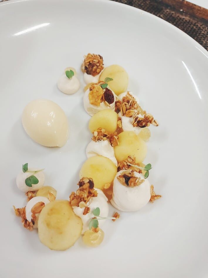 Pomme caramélisée, gel pomme verte, ganache montée chocolat Dulcey, muesli maison et sa glace vanille