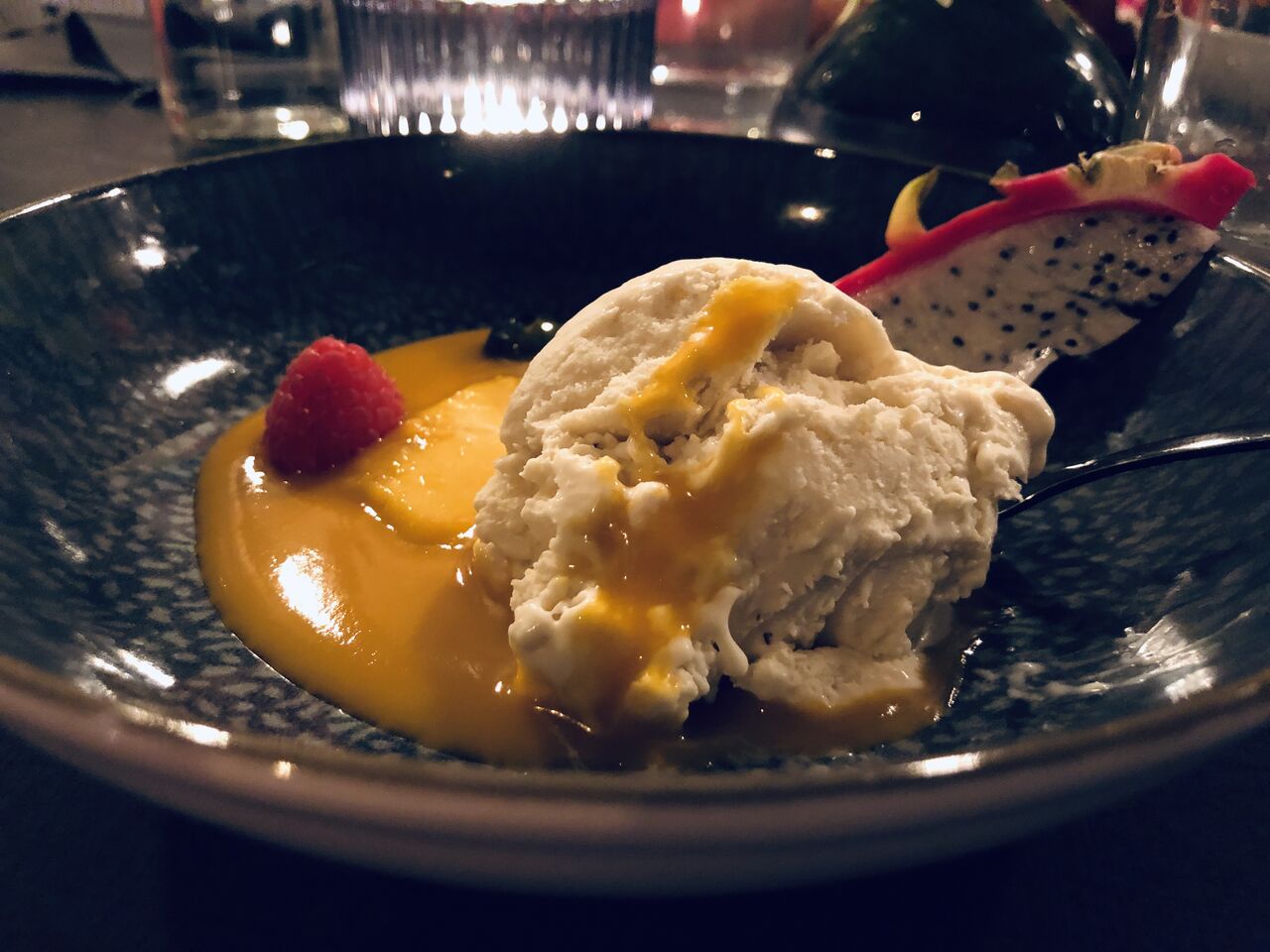 Hausgemachtes Eis mit Mango-Spiegel und Früchte-Variation