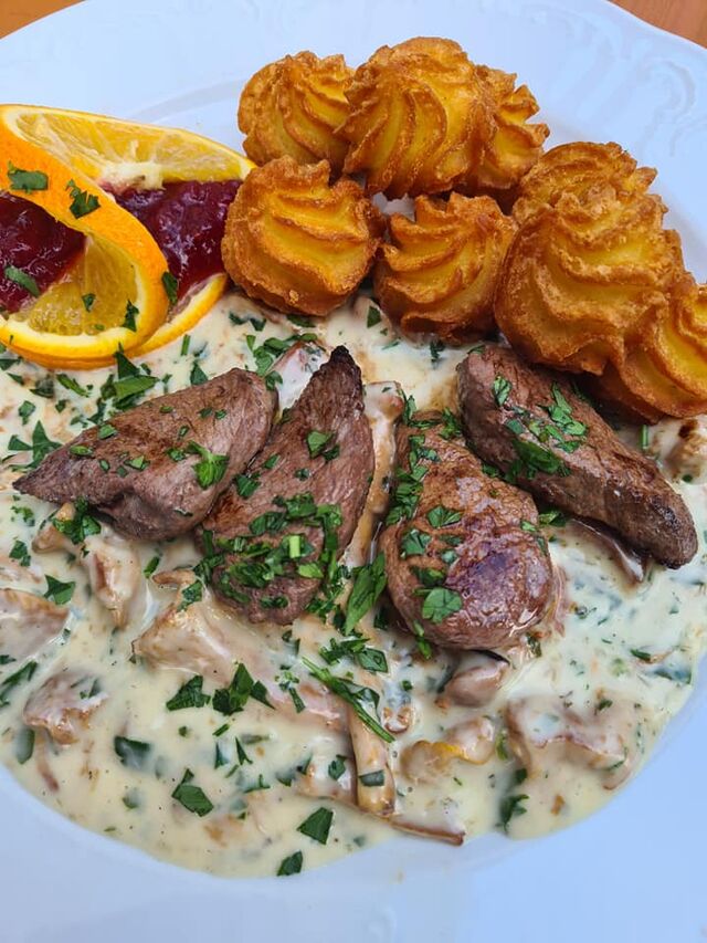 Wildschwein-Medaillons auf Eierschwammerl à la crème 