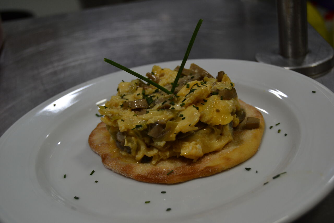 Revuelto de gambas y trigueros sobre torta