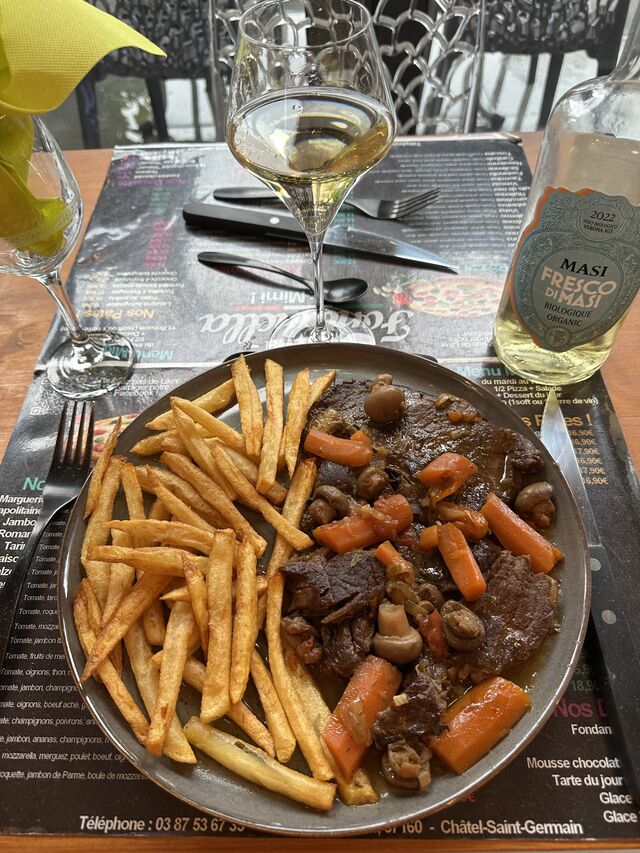 Pièces de bœuf en sauce, accompagné de frites maison👍😜🤩 