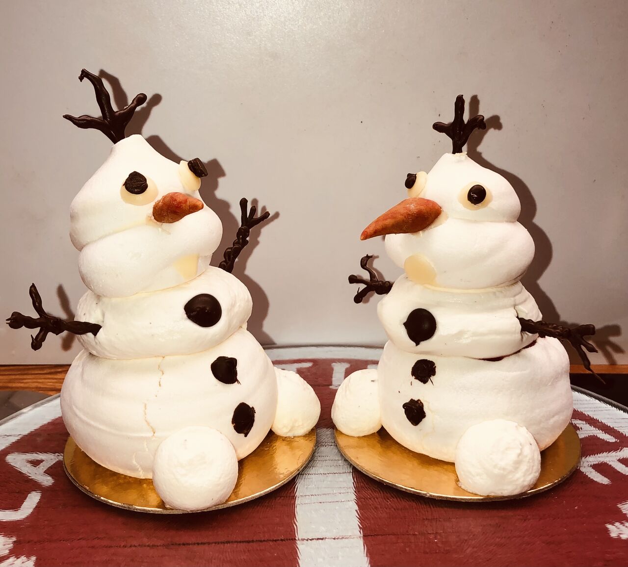 Pavl’OlafMeringue, confit fruits rouges, biscuit de Savoie, crémeux fruits rouges, chantilly vanille, déco choco 