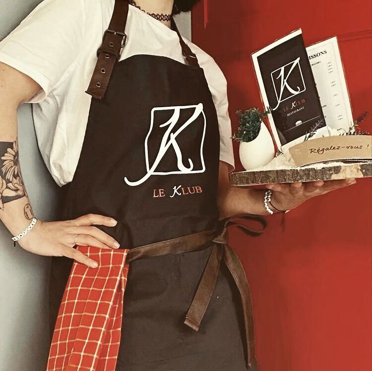 LE KLUB vous accueille SUR PLACE dans son resto de burgers au cœur de Challans. Vous voulez prendre À EMPORTER ? 09 87 74 58 39.