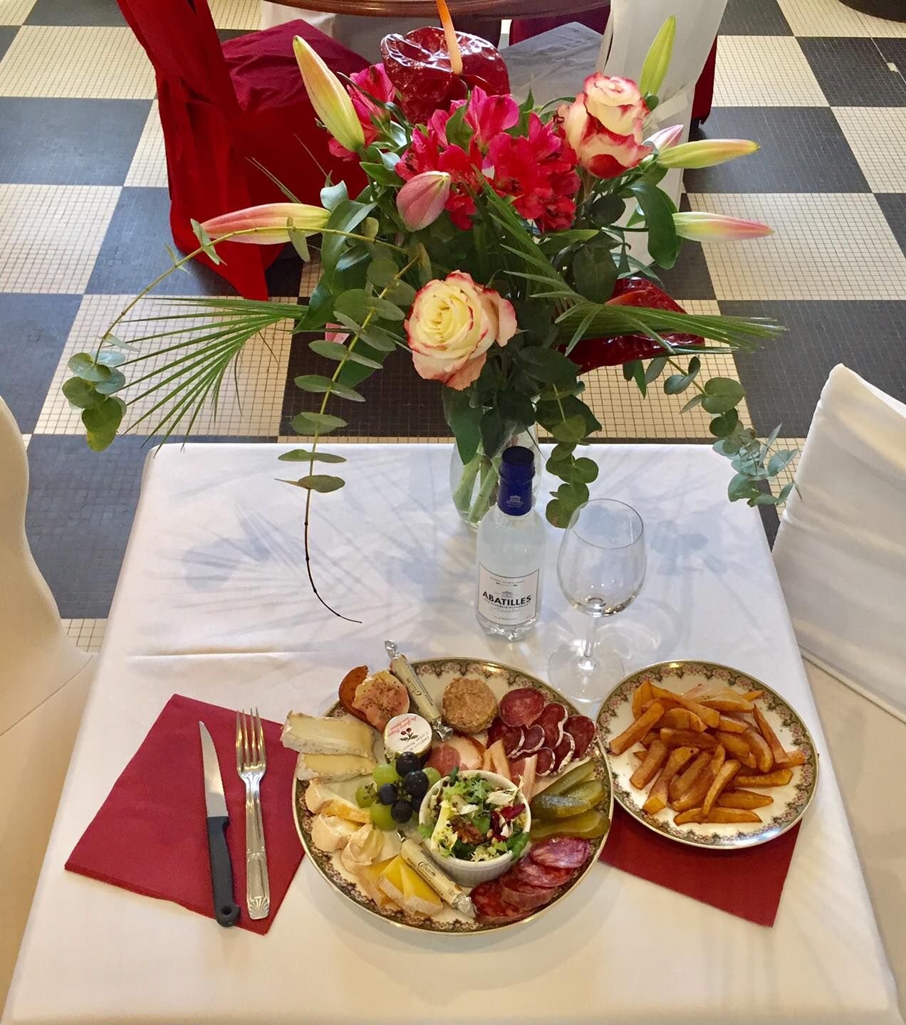 Assiette 1 personne : charcuterie, fromage, servi avec frites maison. 