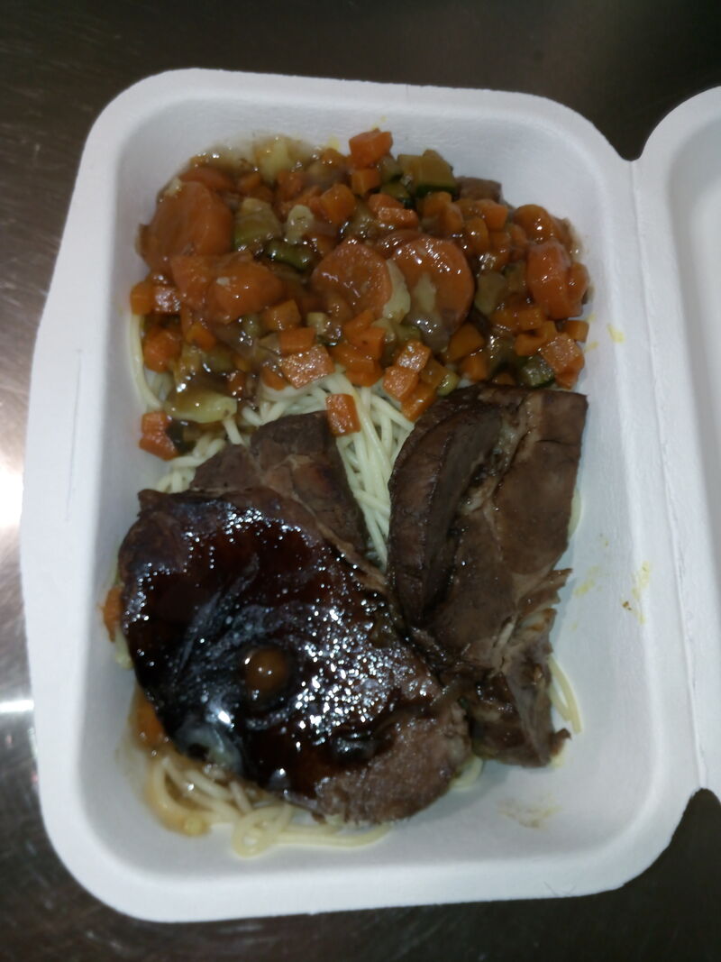 Rôti de porc laqué au vin de noix, nouilles chinoises et petits légumes.