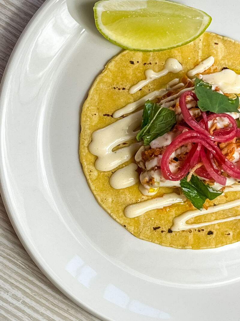 - TACO DE POLLO CON CREMOSO DE LIMA -