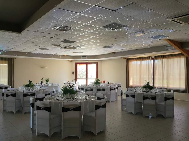 Salle de réception avec tables rondes et décoration