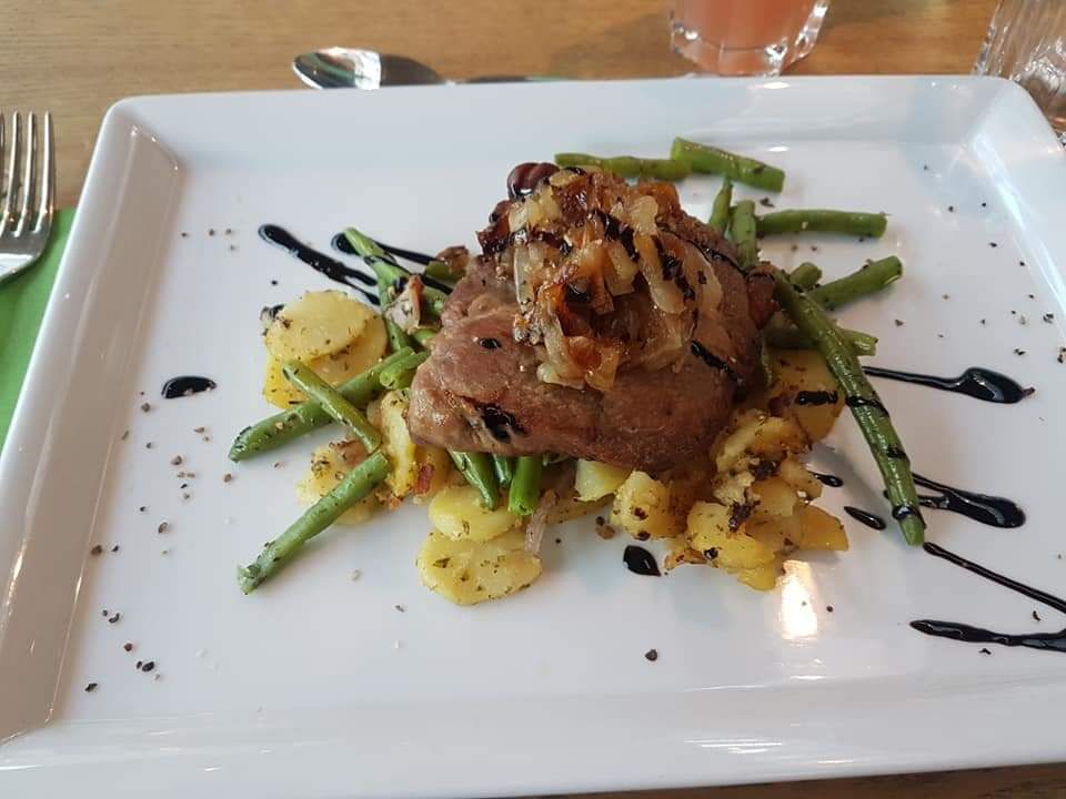 Schweinekammscheibe mit Bratkartoffeln und Grünen Bohnen