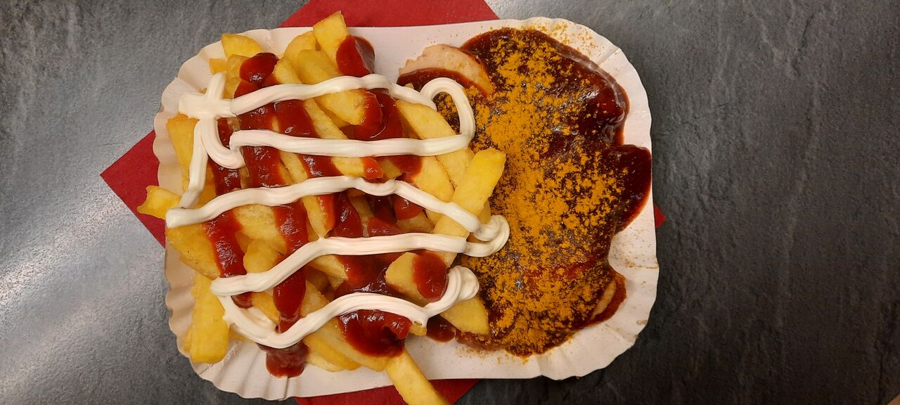 Currywurst & Pommes Schranke