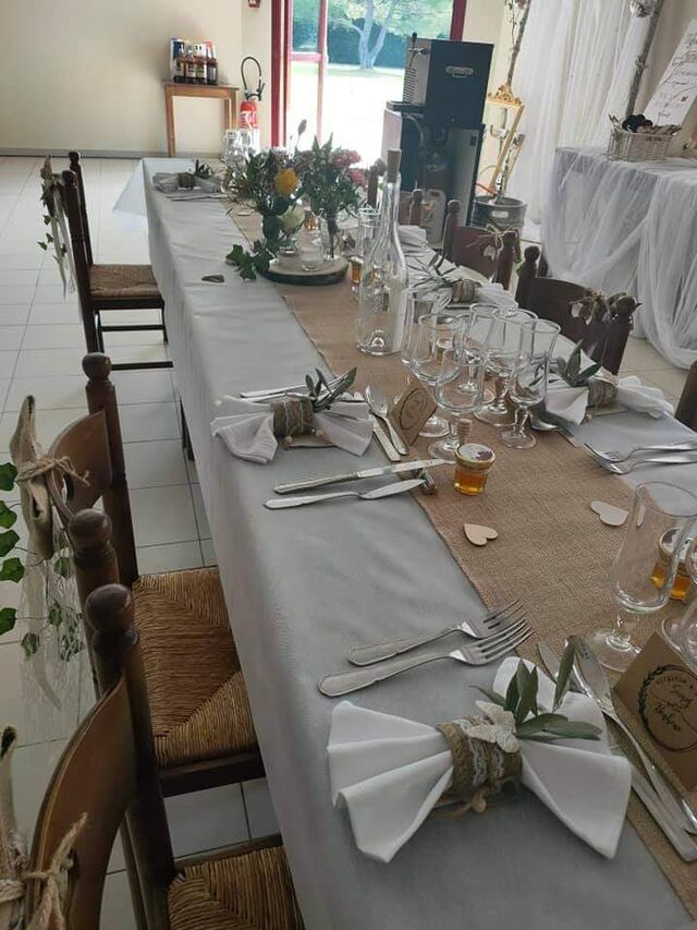 Salle de réception avec des tablées rectangulaires