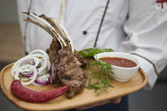 Каре баранини. Подається із соусом на Ваш вибір.