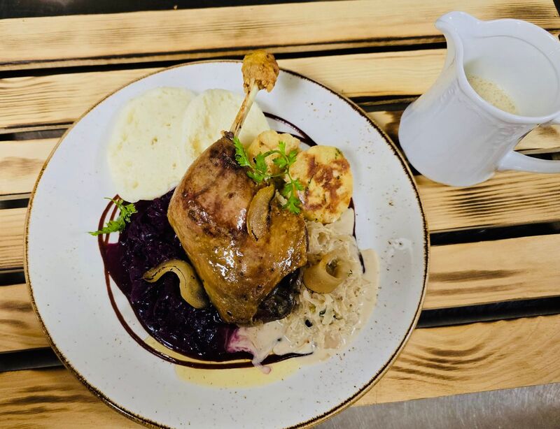 Kachnička se zelíčkem a knedlem