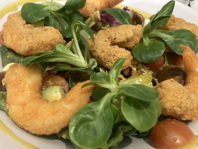 Ensalada tibia de langostinos crujientes de millo 