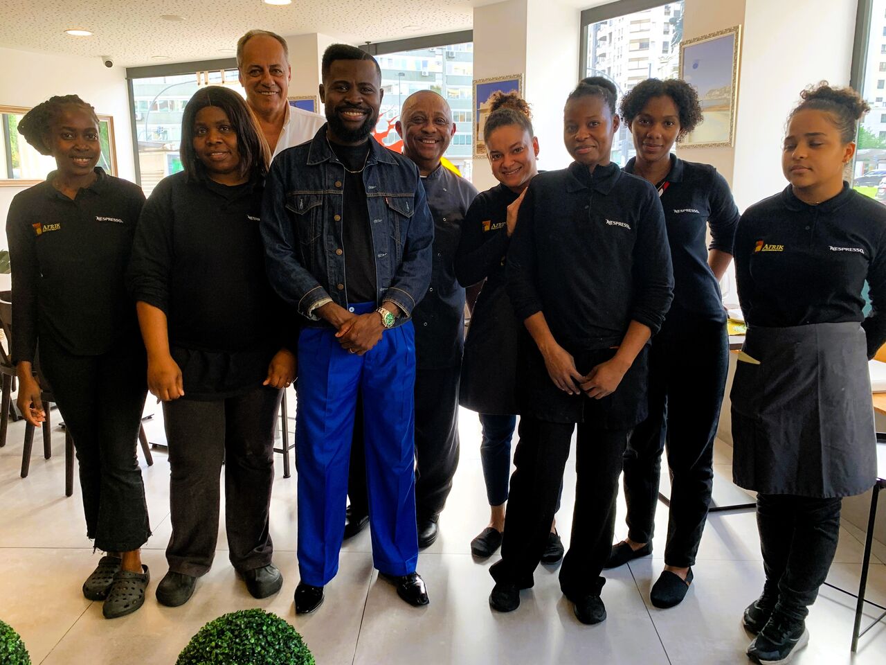 O cantor Kyaku Kyadaff com a equipa