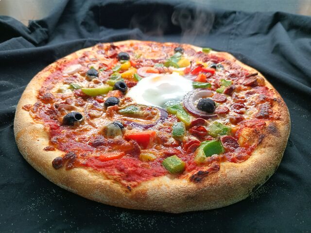 L'Orientale: base tomate, mozzarella,merguez, oignons rouges, poivrons, olives, oeuf