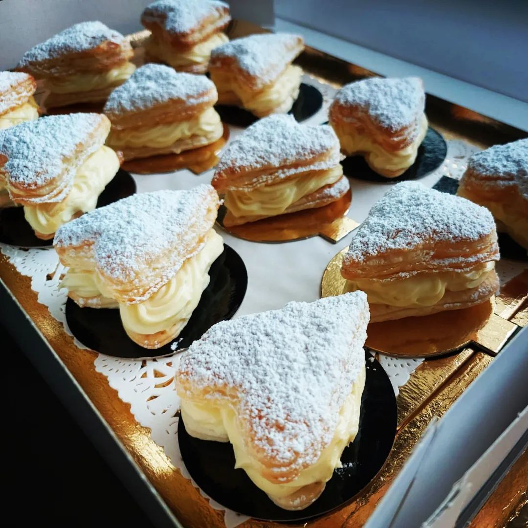 Je vous propose mes gâteaux pour des événements spéciaux familiaux ou professionnels.