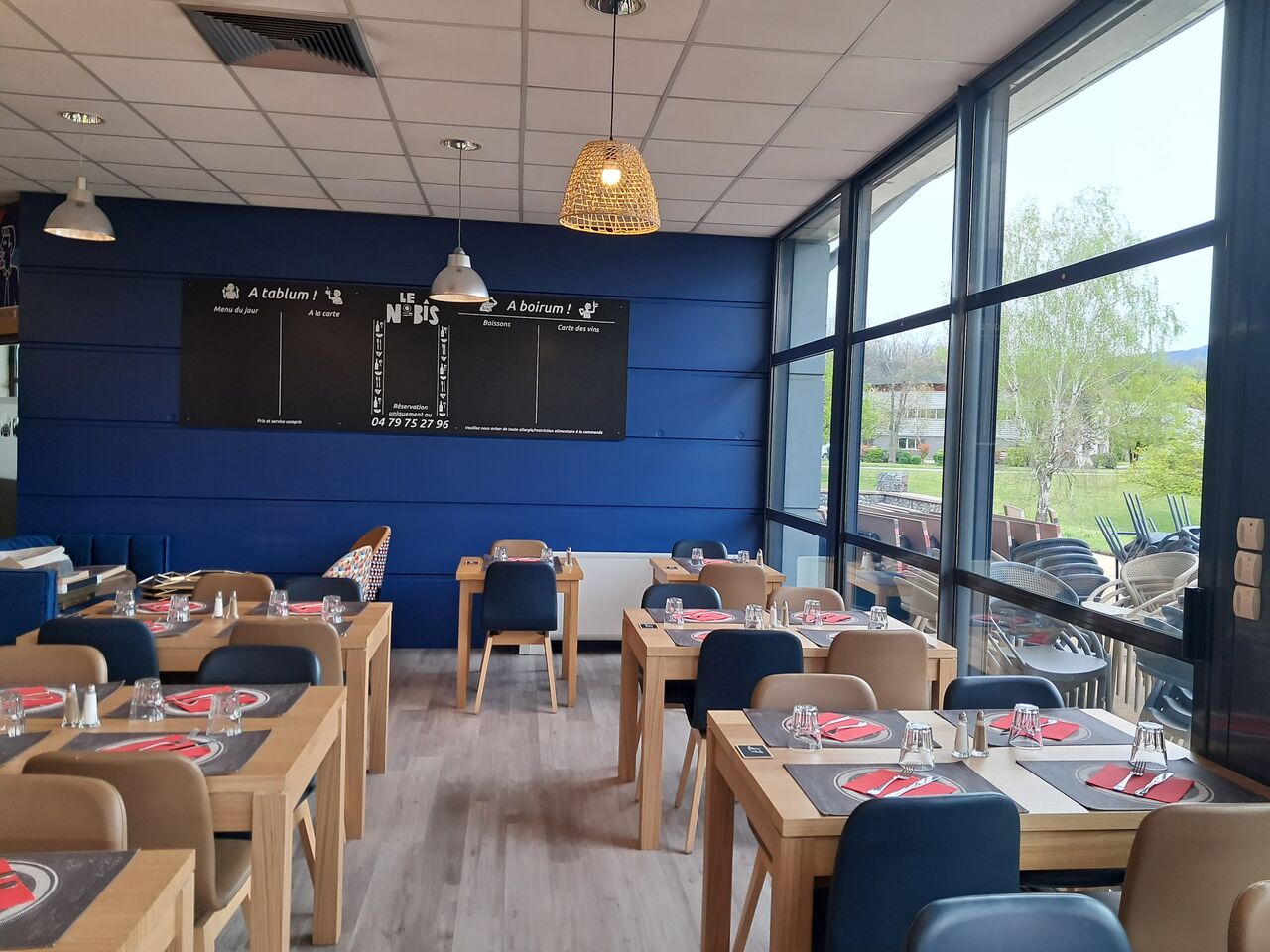 salle vue sur le lac