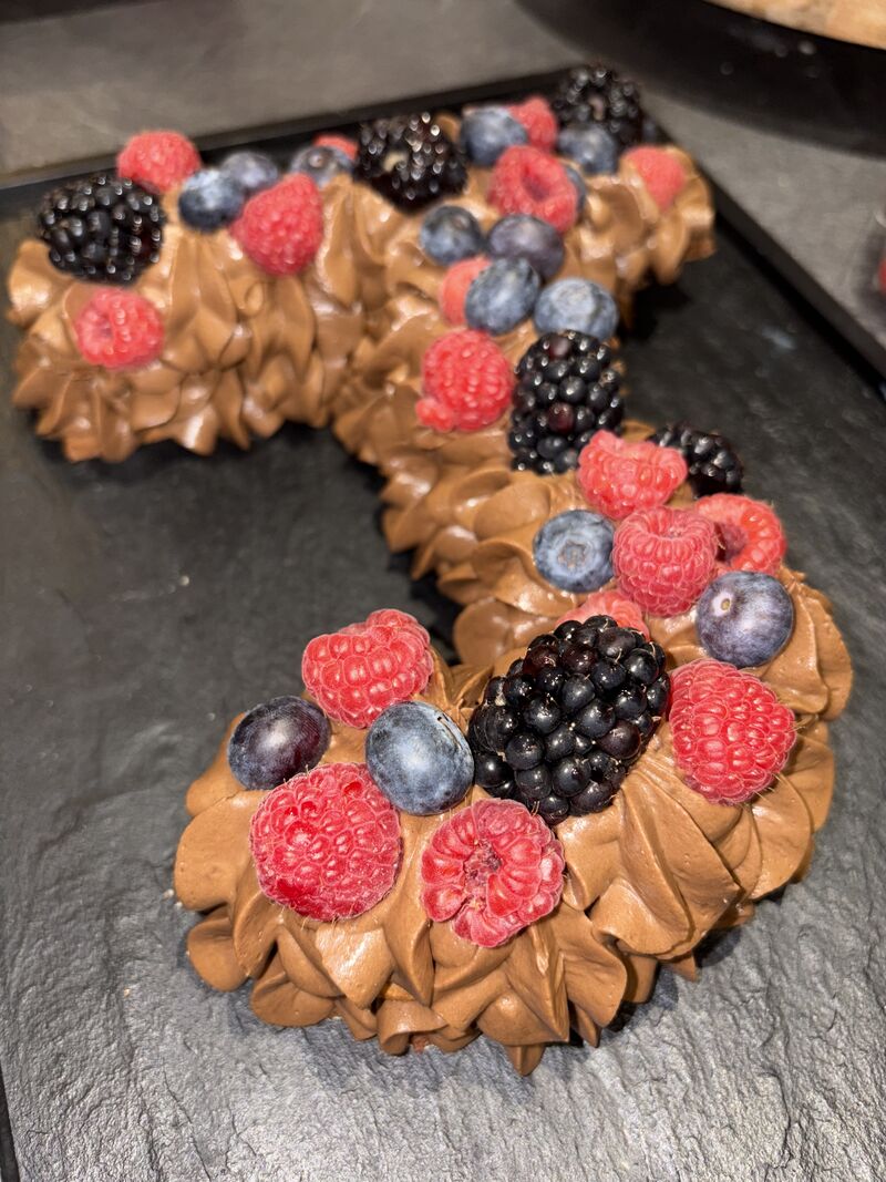 « J », biscuit sablé nature, ganache chocolat, fruits rouges et noirs