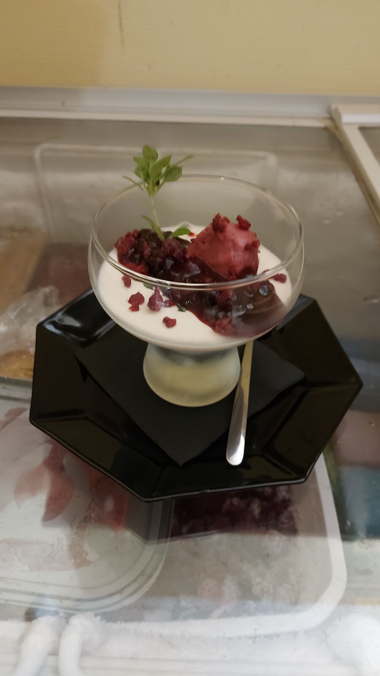 Pana cotta à l'hibiscus et confit de baies rouges et menthe