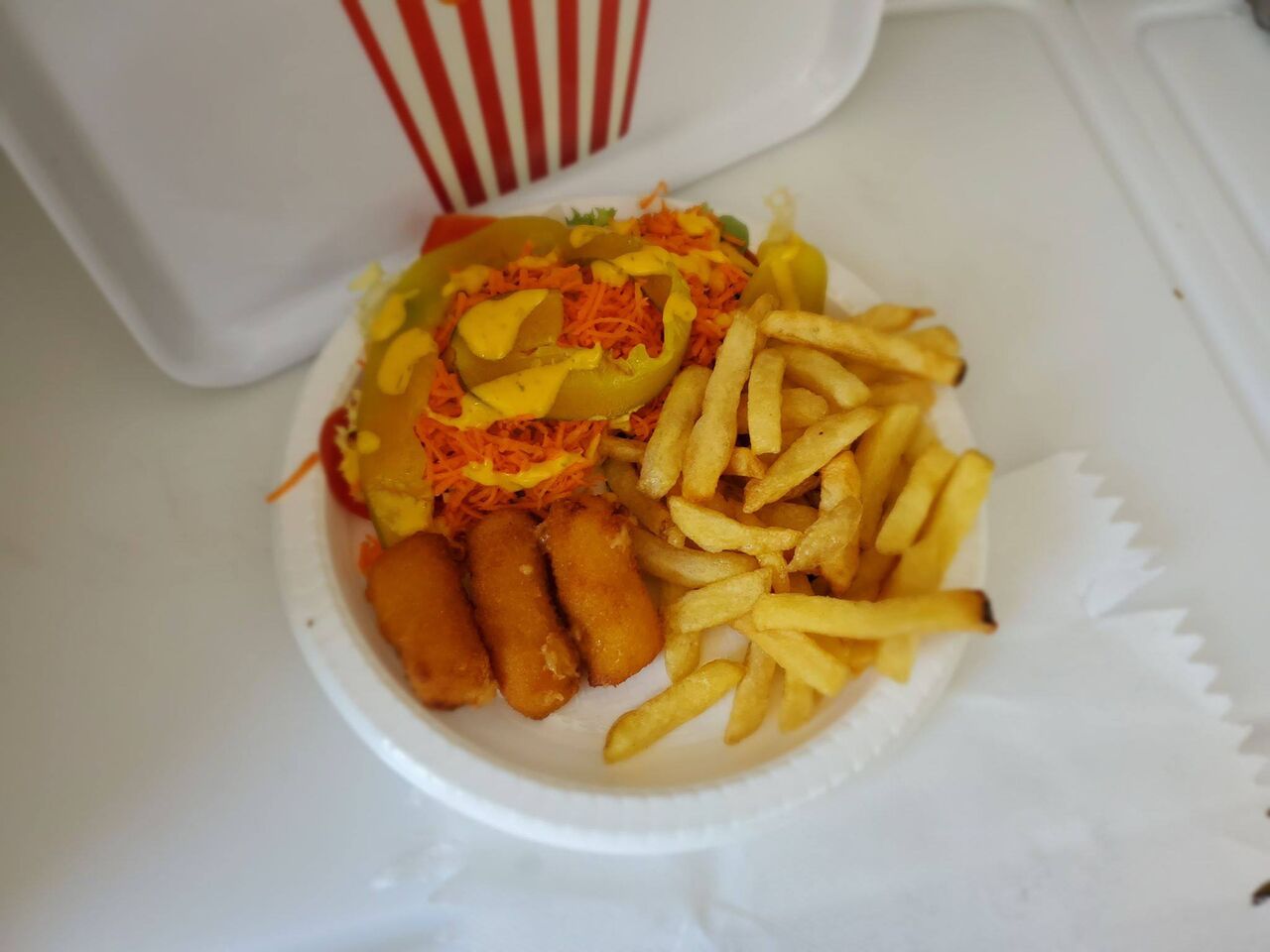 
Nouveau: Assiette n°1 croquette crevette et fromage avec frites et salade.