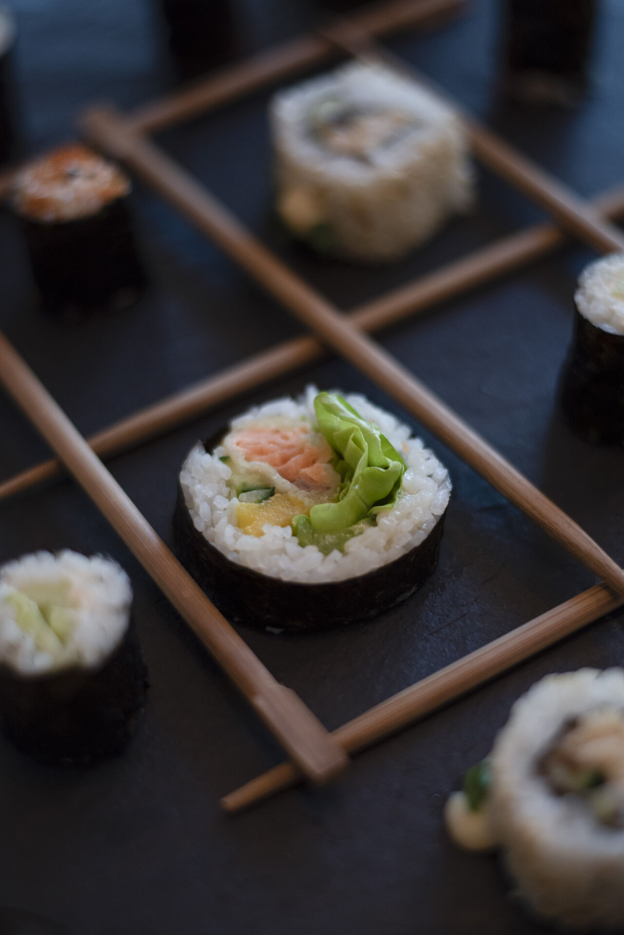 Futomaki z łososiem pieczonym