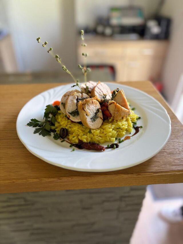 Hähnchenroulade mit Risotto und Toscanasoße