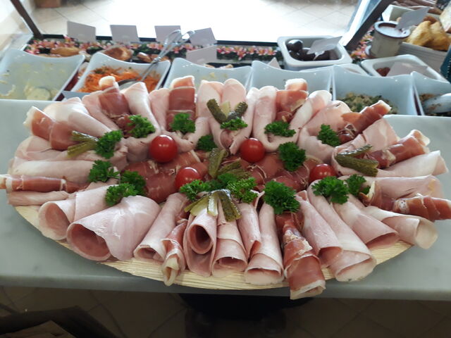 Plateau de charcuterie pour un buffet de communion
