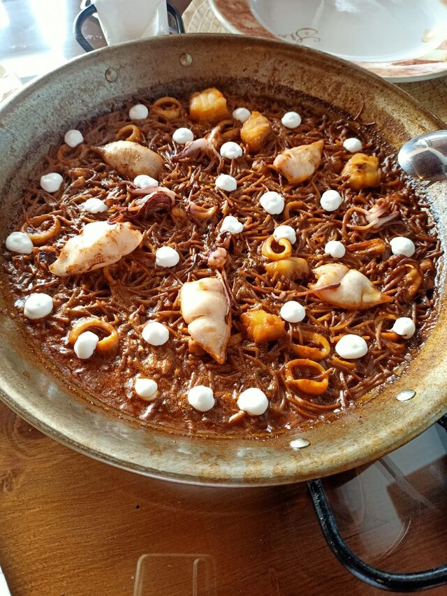 Nuestro fideuá con alioli