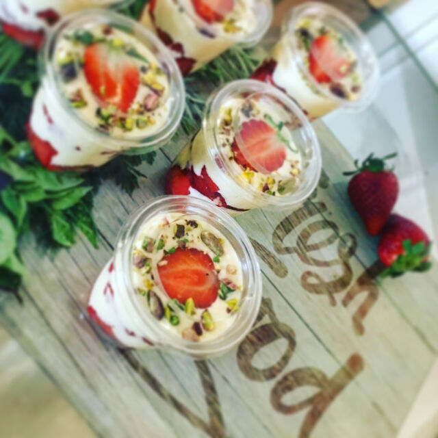 Dessert Tiramisu fraises fraîches crème vanille des îles, parsemées de pistaches bio ?