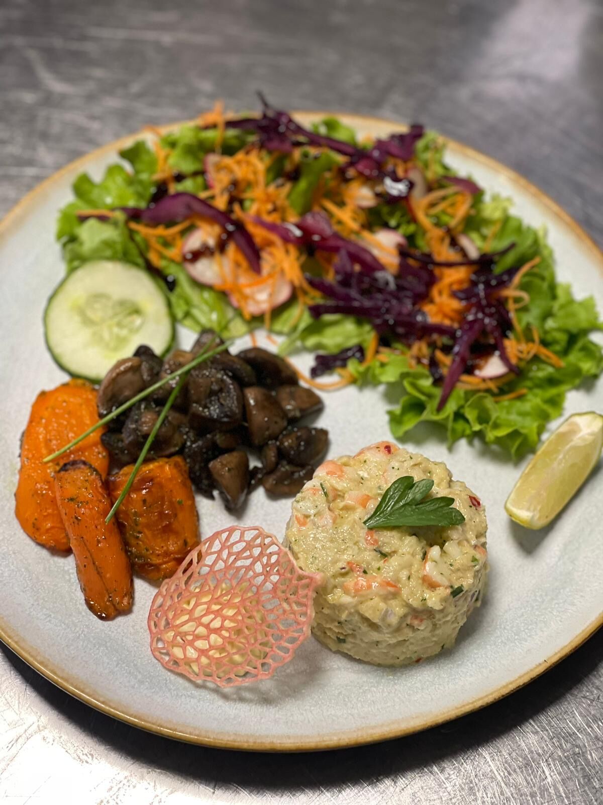 Tartare de cabillaud/crevettes accompagné de carotte rôtie et poêlée de champignon à la persillade et salade composée