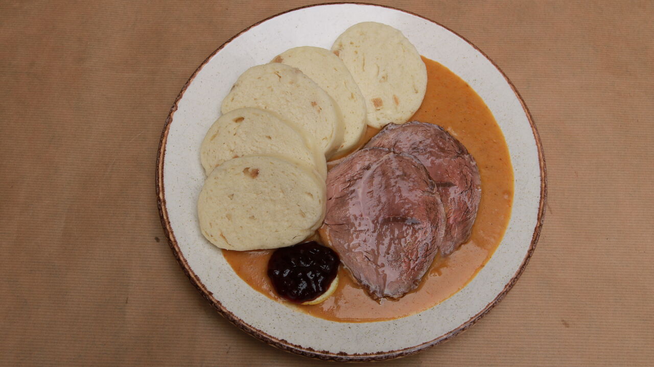 Svíčková na smetaně s houskovým knedlíkem