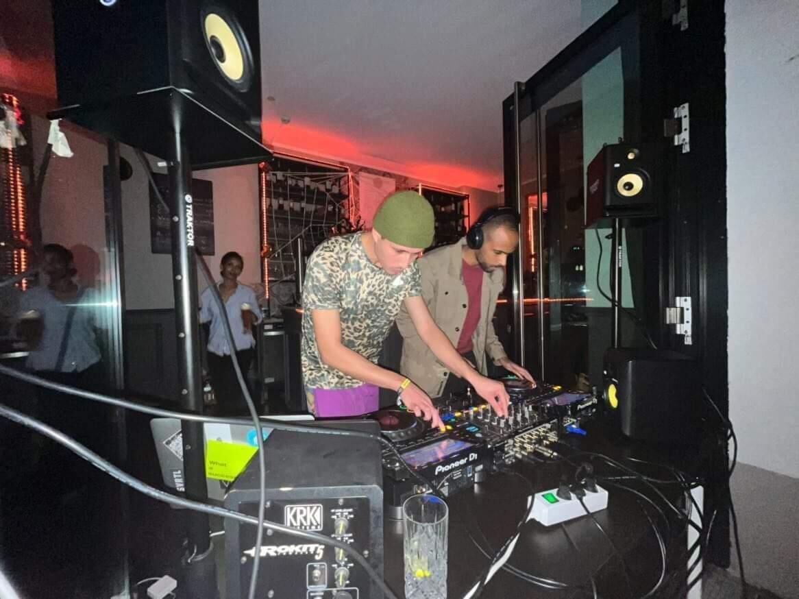 Jenny's Social Club's party 👯 