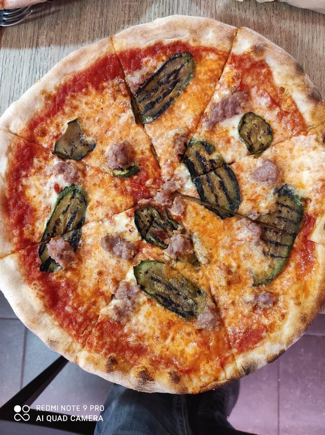 Pizza con zucchine grigliate e salsiccia