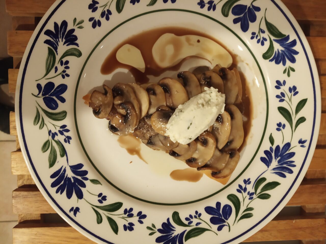 tarte fine champignons de paris endives confites, crème fouettée a l ail noir,huile de noix et vinaigre balsamique 