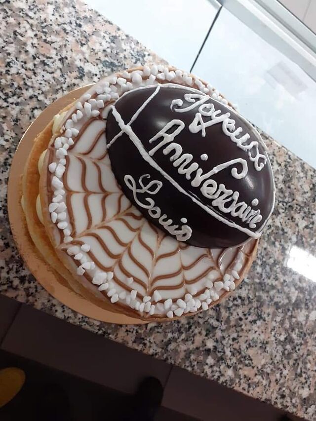 Millefeuille décoration rugby en chocolat noir et lait