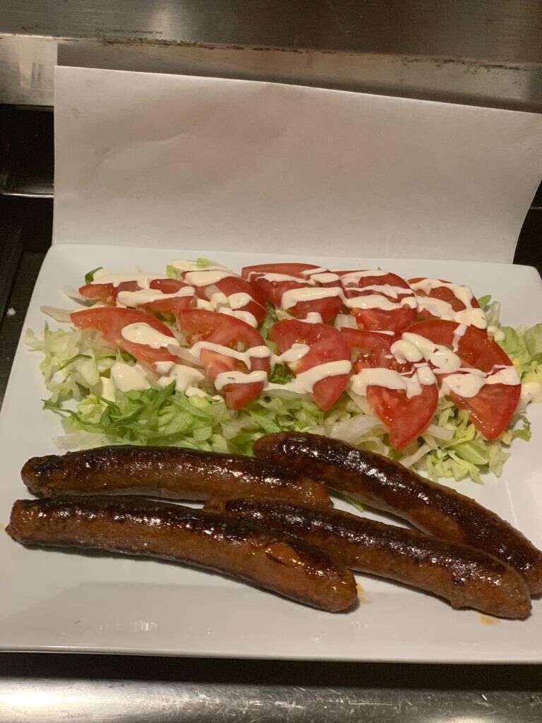 Assiette merguez 11 € 4 merguez Plus salade tomates oignons frites
