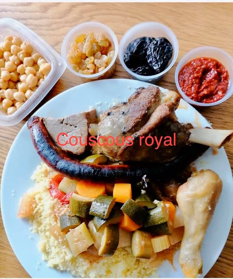 COUSCOUS ROYAL : semoule, 6 légumes, pois chiches pelés, raisins et pruneaux, boeuf, poulet, agneau et merguez, harissa maison