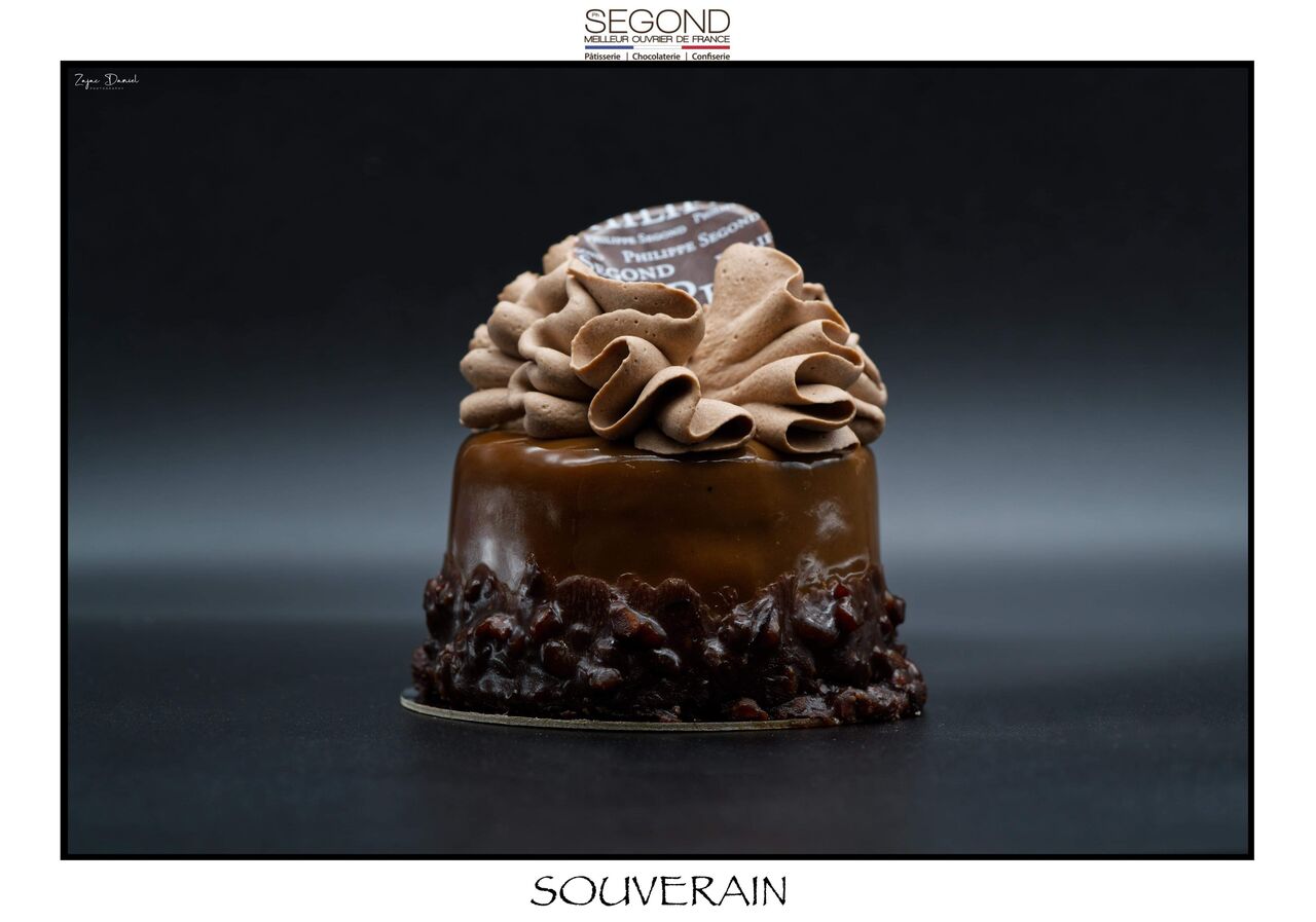 Souverain / Crumble cacao, cœur croquant noisette-caramel, crème diplomate vanille, mousse chocolat noir de l'équateur.