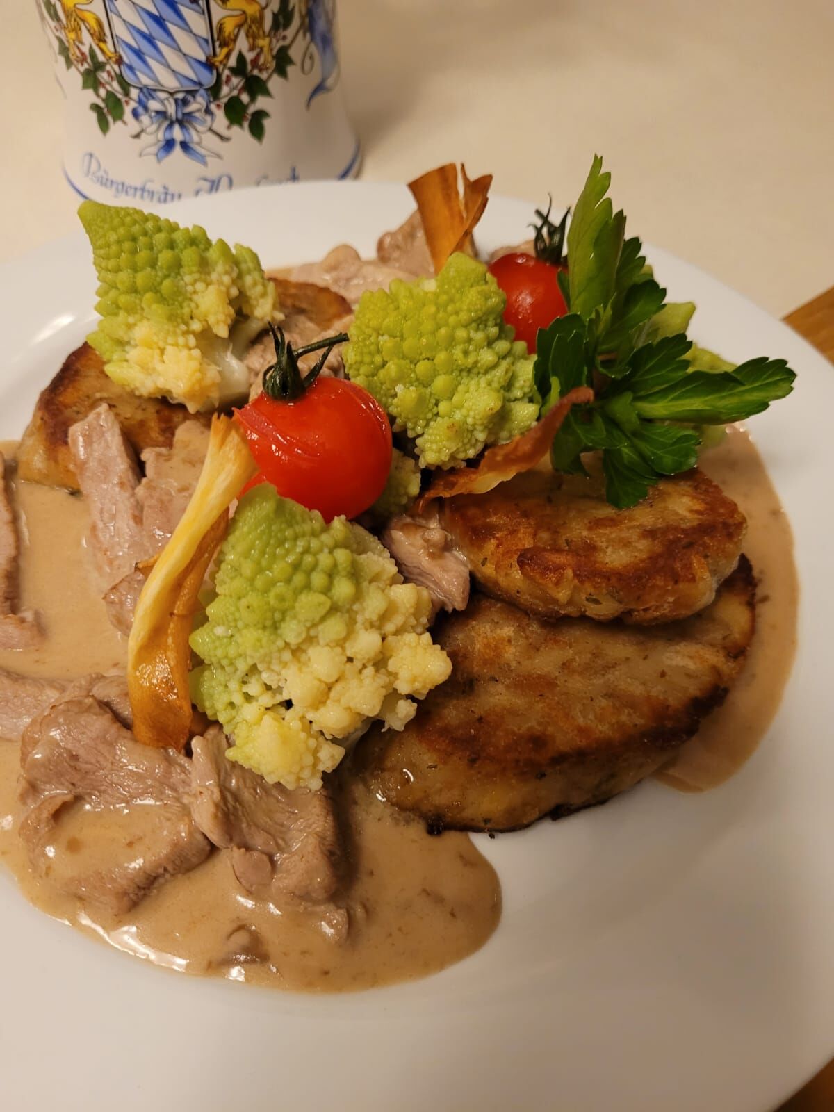 Kalbsgeschnetzeltes in Weißweinrahm mit Serviettenknödel und Romanesco