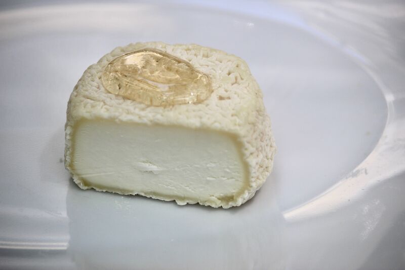 La Galette Chevrotine avec un crottin de chèvre au lait cru des noix et arrosé de miel bio