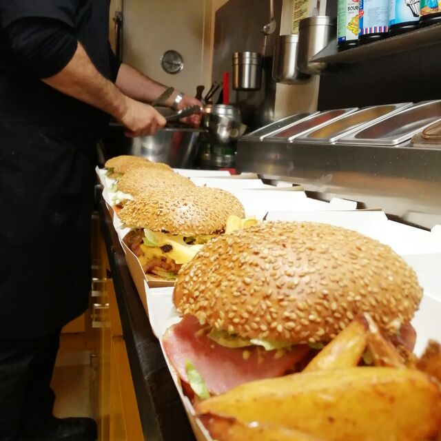 Burger maison ,pain label rouge🚩, 150g viande de bœuf 🇨🇵 9€ ...