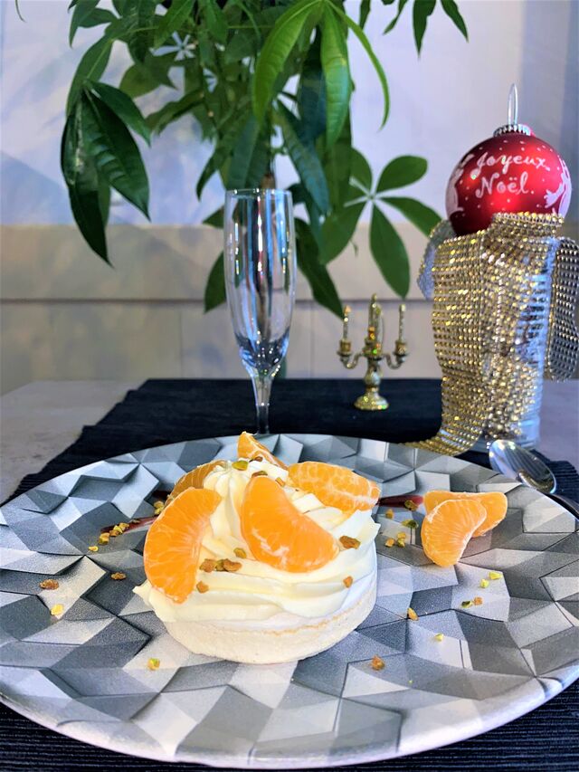 DESSERT 1 MENU FESTIF DECEMBRE 2020 : Pavlova mousse exotique et clémentine éclats de pistache