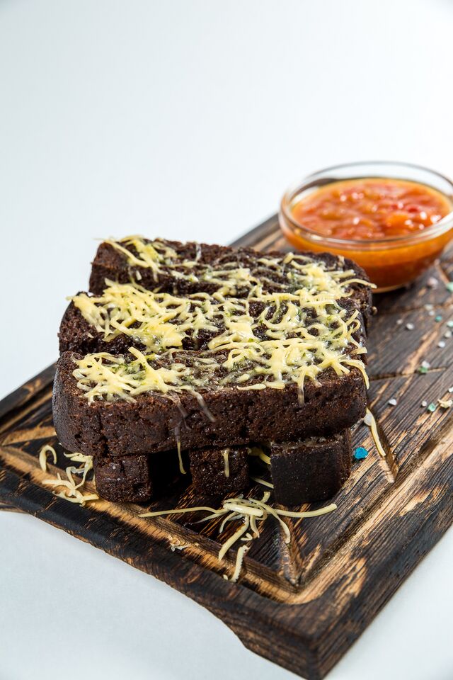 Грінки жітні з аджикою.