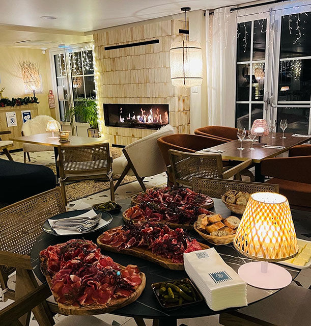 Apéro près de la cheminée