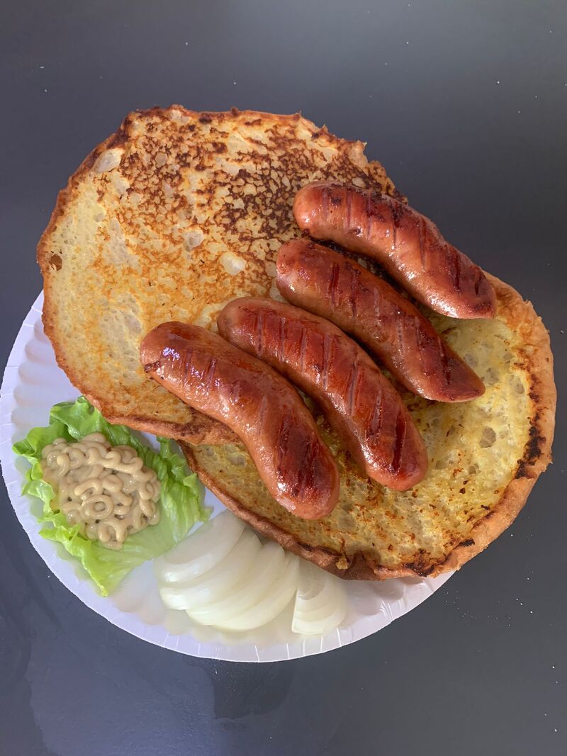 KOBASICE U KEPINJI
lepinja, kobasice, senf, luk