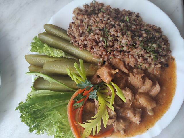 Gulasz wieprzowy z kaszą i ogórkiem