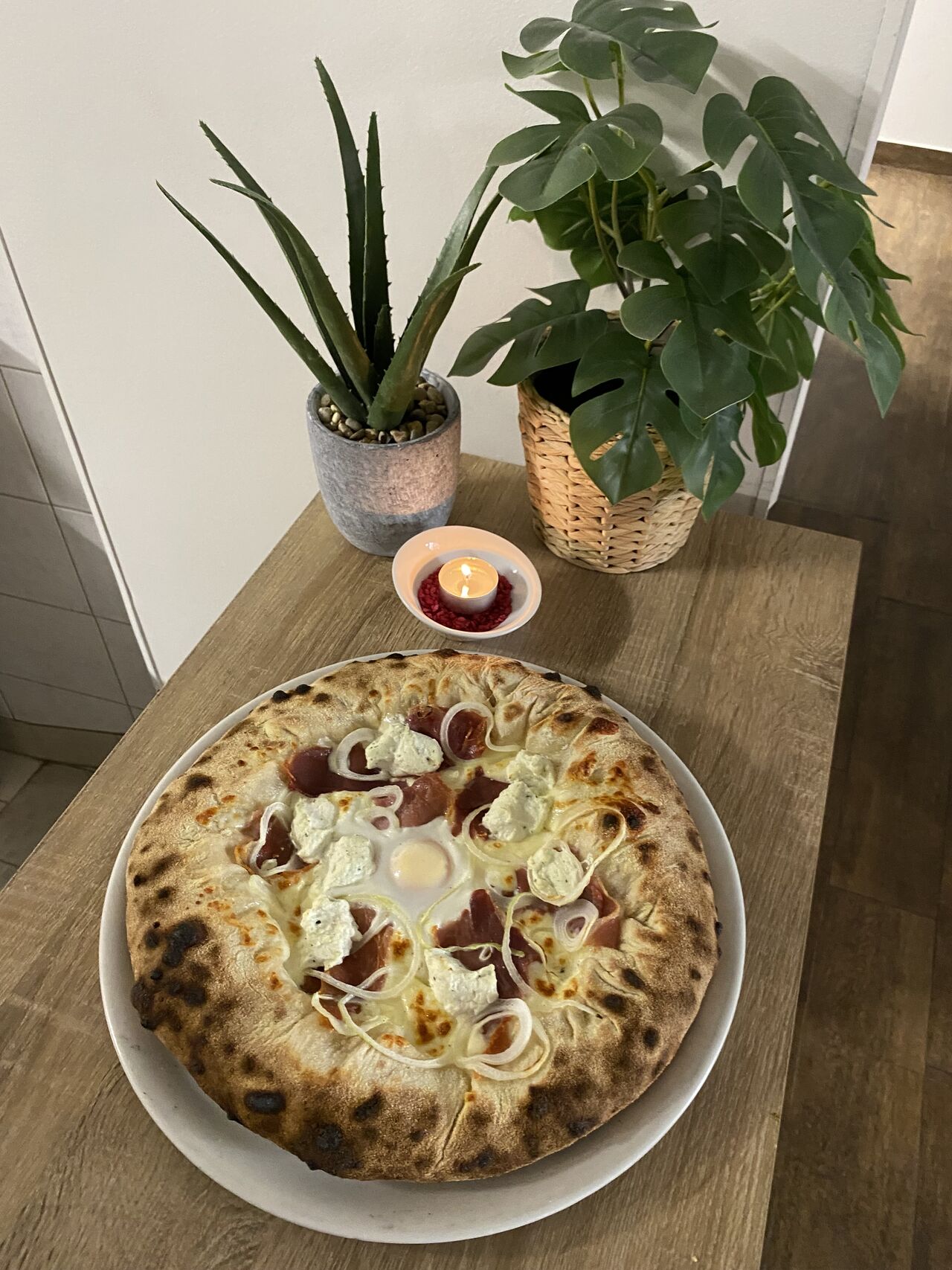 Pizza Carbonara Bord Fourrée à la mozzarella
