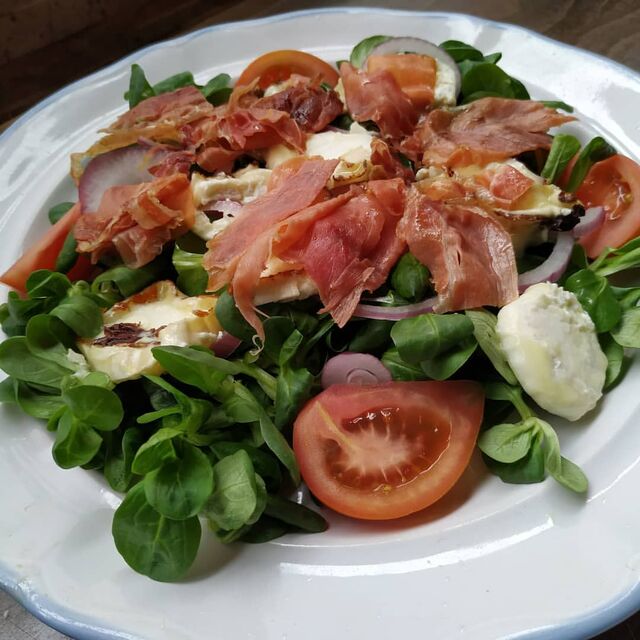 Ensalada de jamón y queso de cabra. 