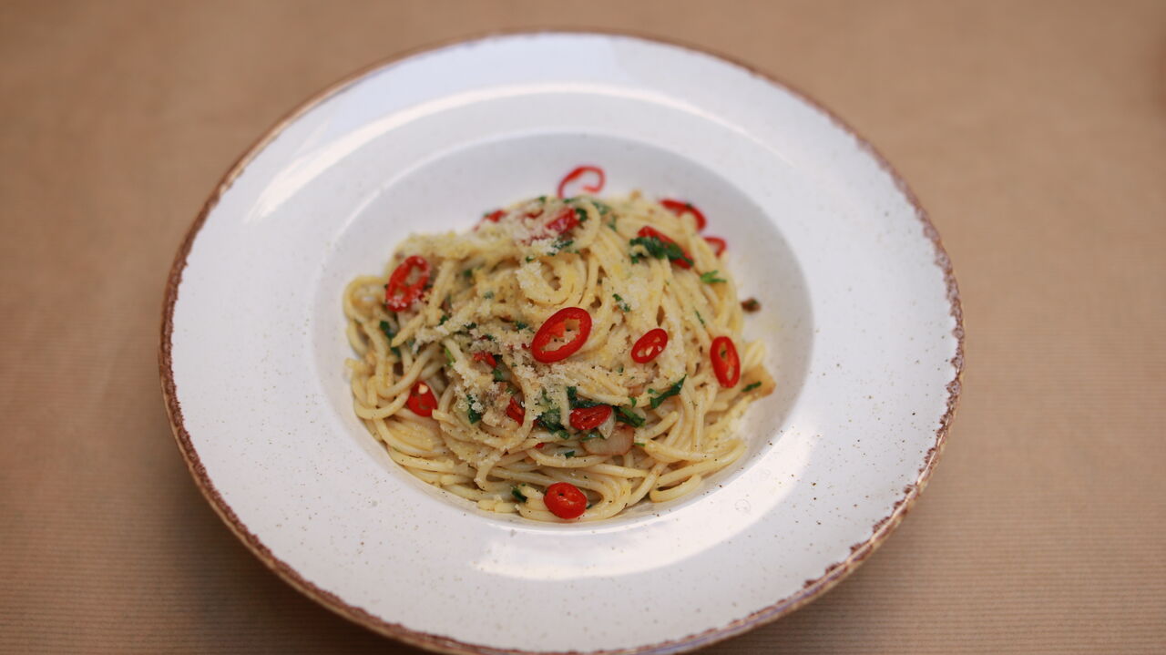 Špagety Aglio olio e peperoncino se sýrem