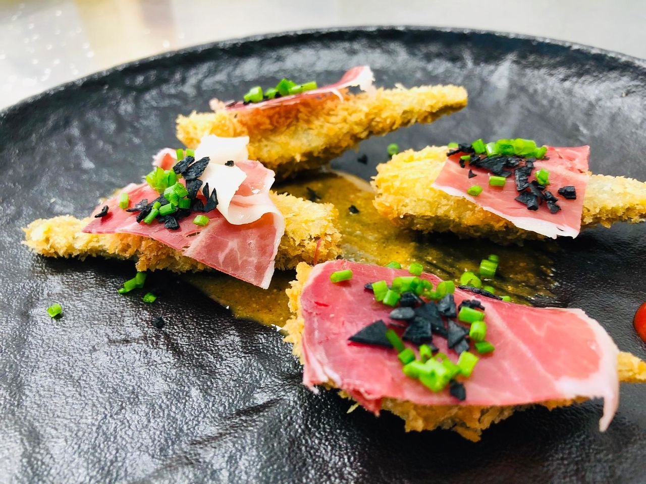 Artitxokeak urdai-azpiko eta ur pralinearekin
Alcachofas con jamon y praliné de avellana